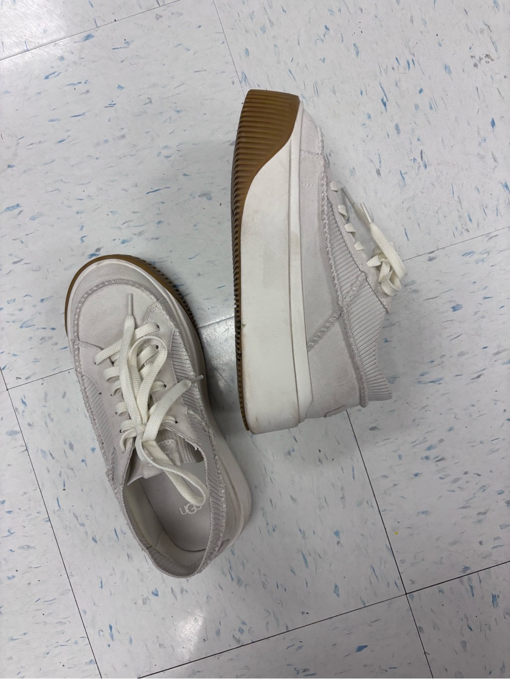 UGG EZ-Duzzit Lace-Up Platform Sneaker size 9